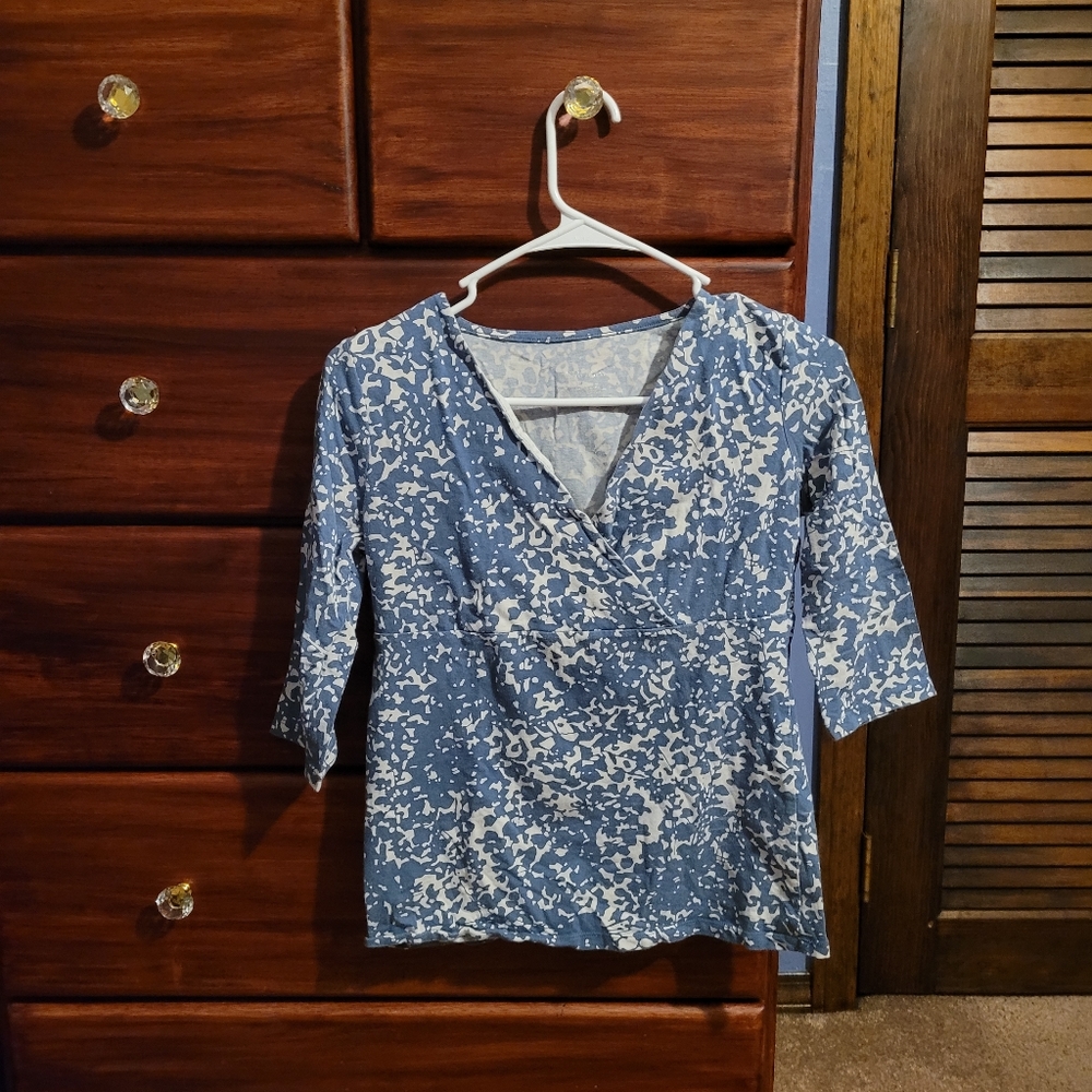 Merona Half Sleeve V-Neck Shirt Blue White Women's Small Size S Leaf Pattern
